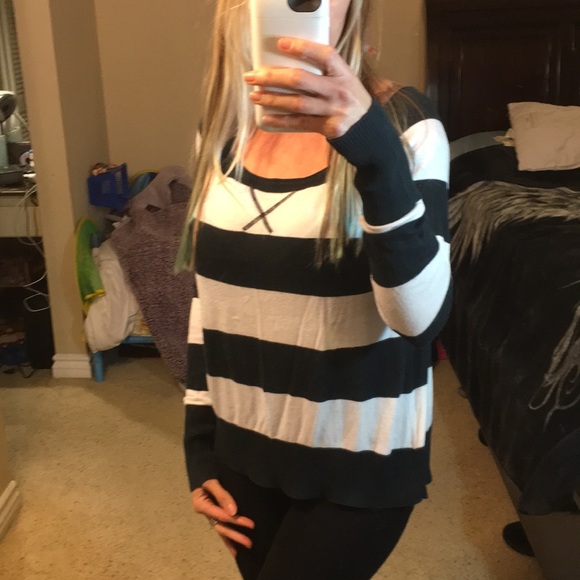 Like new sweater by Hurley - Picture 2 of 8